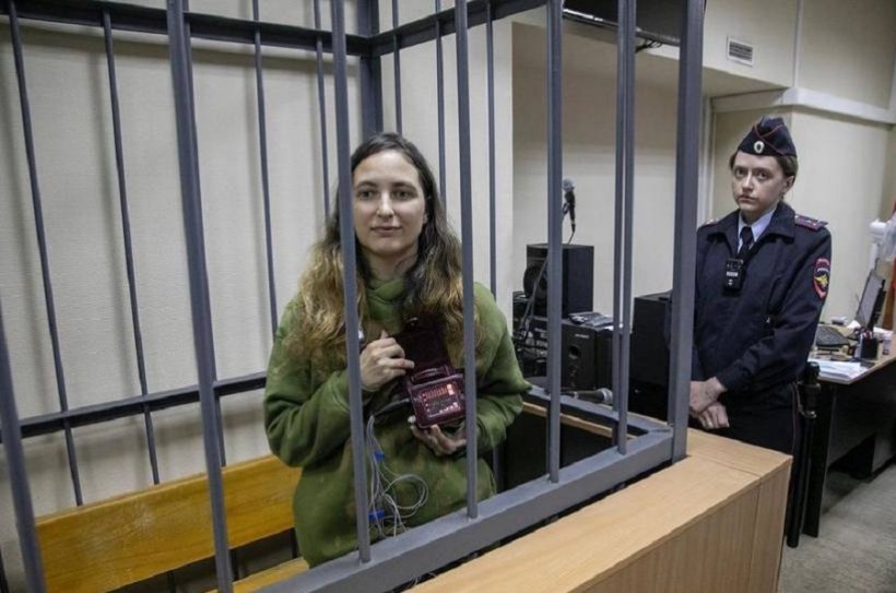 Художница Саша Скочиленко приговорена к семи годам общего режима за фейки о российской армии