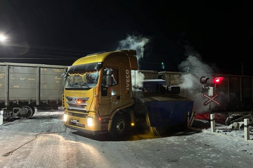 Поезд столкнулся с грузовым автомобилем в Хабаровском крае: пути заблокированы, движение задержано
