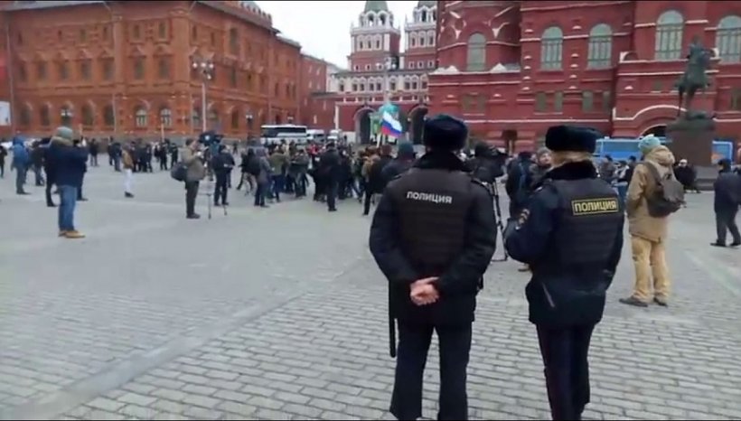 Под крики в поддержку Украины житель Москвы напал на полицейских на Манежно ...