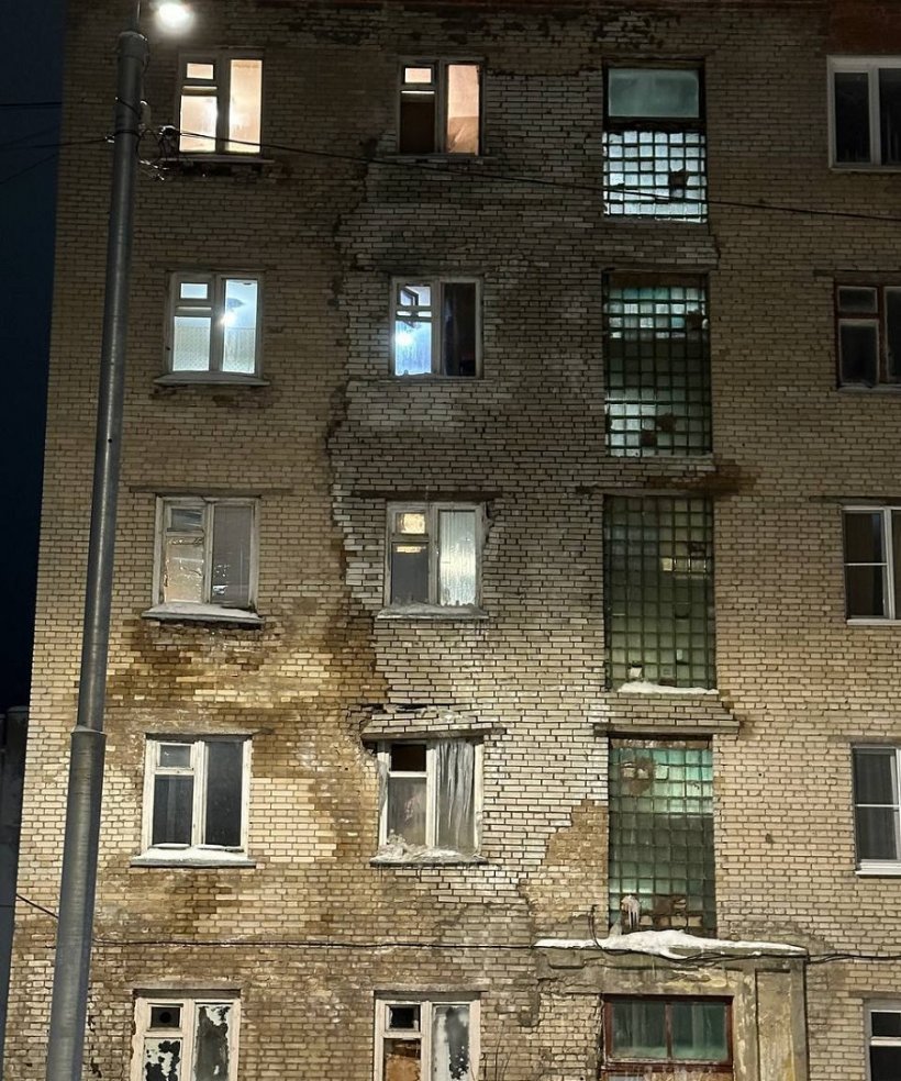 Многоэтажный дом треснул в Пересвете Московской области. Здание вот-вот рух ...
