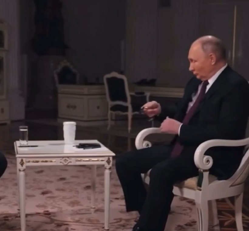 В ЦРУ рассекретили жест Путина во время интервью с Такером Карлсоном. Президент России снял с запястья часы