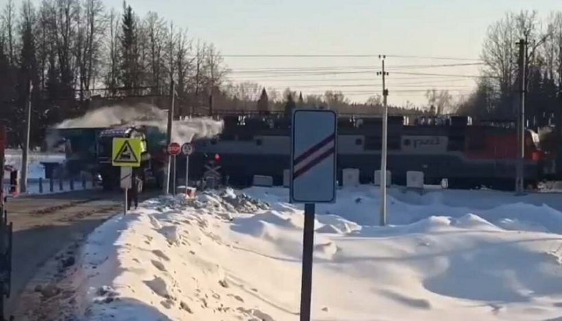 В Пермском крае поезд столкнулся с грузовиком на переезде, повредив столб и оборвав электропровода
