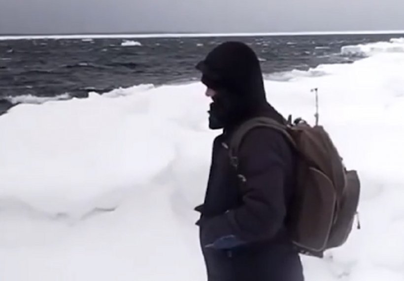 Более 70 рыбаков на отколовшейся льдине все дальше отдаляются от берега Охотского моря Сахалинской области