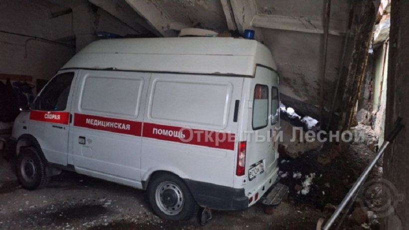 Крыша гаража обрушилась на машины скорой помощи в Свердловской области. Пострадали «Газели» с медоборудованием