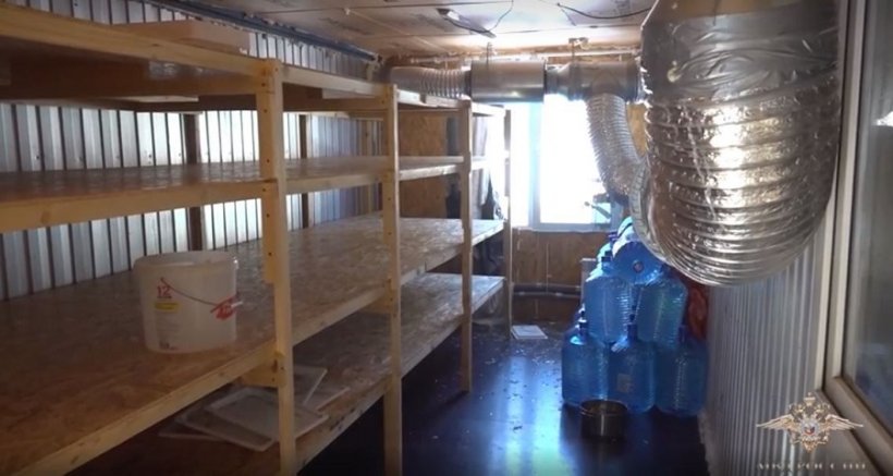 Огромная нарколаборатория работала в заброшенном доме в Ленобласти. У ОПГ изъяли более 25 кг готового мефедрона
