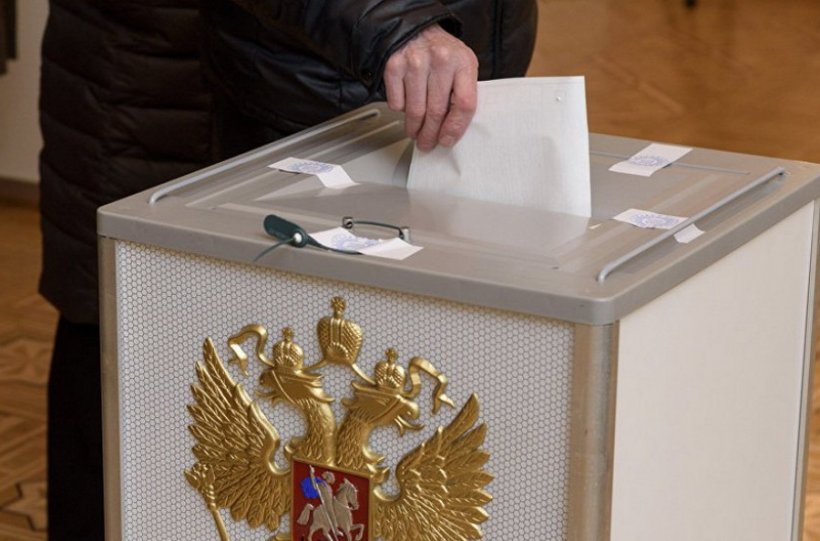 Женщина подожгла будку для голосования в Москве. На участках выливали в урн ...