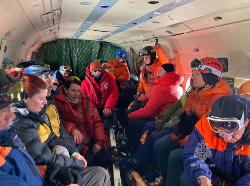 Туристов, выживших после схода лавины на Камчатке, спасли из снежного плена: их эвакуировали в город Елизово