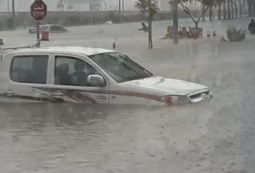 Дубай затопило из-за мощных дождей. Авиарейсы отменены, жителей просят не покидать дома