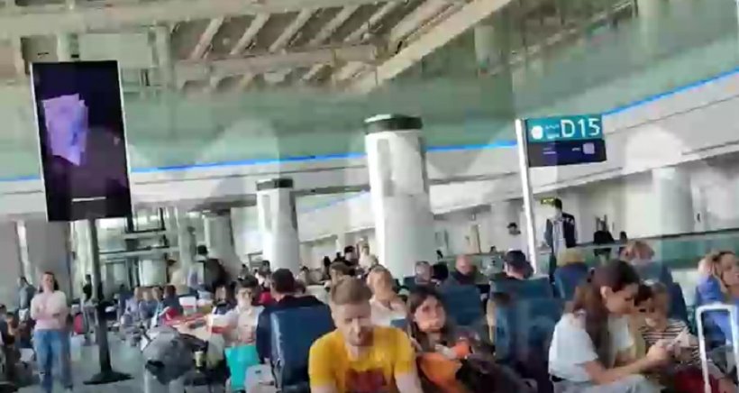 Без еды и воды: 300 пассажиров «Аэрофлота» более 18 часов ждут рейса в Москву из Дубая. Общепит отказался обслуживать людей