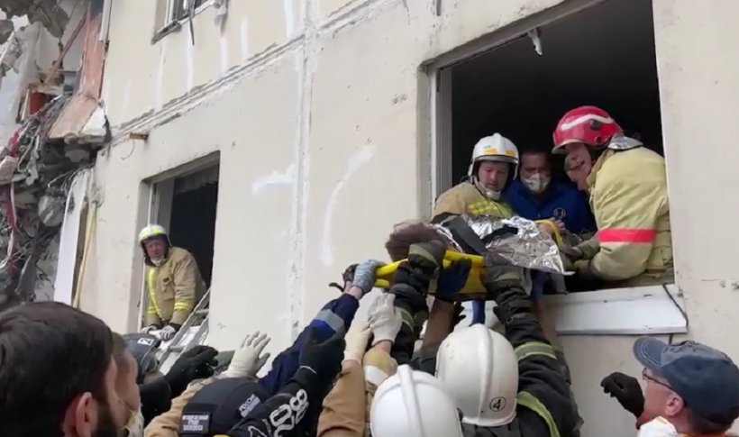 В Сети опубликовали видео кадры спасения мужчины из-под завалов жилого дома в Белгороде. Спасательные работы приостановлены – звучит сирена