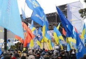 Олег Калашников приостановил митинг на площади Конституции