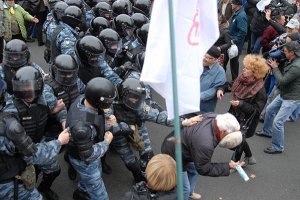 Силовики разгоняют протестующих шумовыми гранатами и газом – Киев