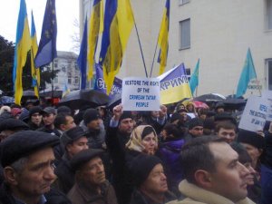 Крымские татары митингуют в Симферополе против отсоединения Крыма