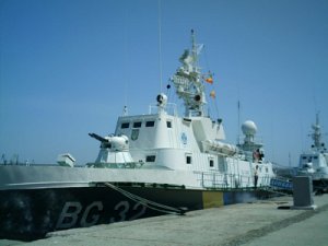Российский военный катер ЧФ не пропускает пограничные корабли Украины 
