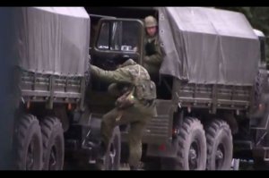 Крым сегодня: похищенный командир добровольно отдал часть российским военным 