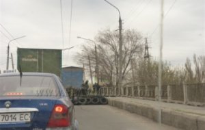 При въезде в Славянск вооруженные люди досматривают автомобили