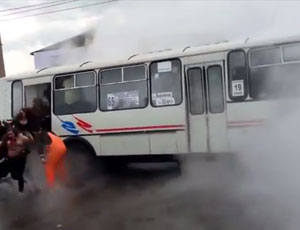 В Красноярске от прорыва труба пострадали пассажиры автобуса