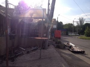 Снаряд попал в крышу школы города Славянска