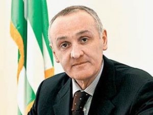 Президент Абхазии Александр Анкваб ушел в отставку и призвал к спокойствию