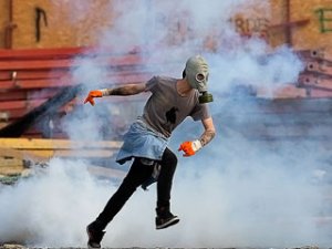 Турецкая полиция применяет слезоточивый газ к демонстрантам