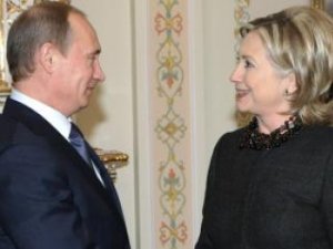 Клинтон уверена, что Путин остановил развитие России