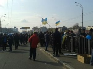 Протесты возле российского консульства перешли на Одессу