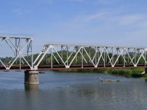 На Луганщине взорвали мост через реку Северский Донец