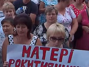 В Киеве женщины не пустили очередную партию “освободителей” в зону АТО
