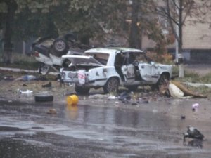 В Шостке обстрелян военкомат и взорваны 2 автомобиля - видео