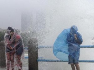 Со всей силой тайфун «Калмэджи» обрушился на юг Китая и остров Хайнань