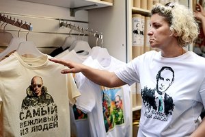 Москвичам раздают патриотические футболки в ответ на  западные санкции