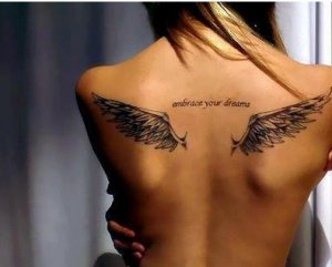 Госдума рассмотрит вопрос о женских татуировках на спине