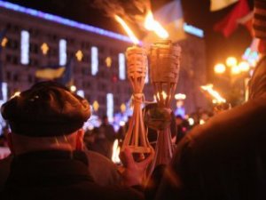 Националисты проводят факельные шествия в Киеве и Харькове. Прямая трансляц ...