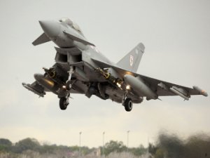 Защищаясь от российских бомбардировщиков, Британия подняла в небо истребители 