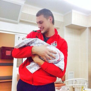 Новости «Дом-2»: появилось первое фото новорожденной дочери Элины Карякиной и Саши Задойнова 