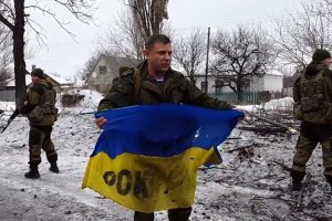 Захарченко приглашает Порошенко забрать украинский флаг из аэропорта Донецка - видео