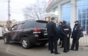 Машину с чеченскими номерами в Симферополе со всех сторон окружили полицейские – фото  