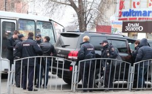 Машину с чеченскими номерами в Симферополе со всех сторон окружили полицейские – фото  