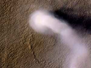 Астрономы заметили два облака на Марсе неизвестного происхождения