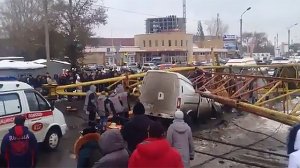 Видеорегистратор запечатлел момент падения башенного крана в Омске: ВИДЕО