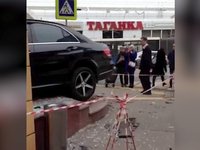 В Москве водитель на «Mercedes» врезался в ТЦ у метро «Таганская»: ВИДЕО