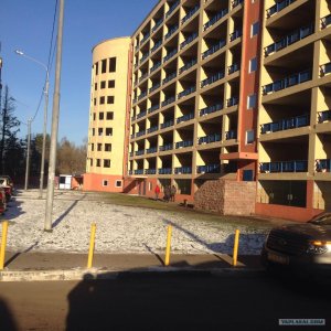 В подмосковном Одинцове с 8 этажа паркинга рухнула Mazda - есть погибшие