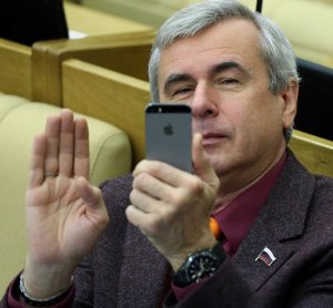 Депутат Лысаков пообещал пранкерам «решить» вопросы