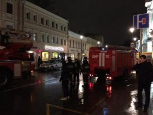 В Москве неизвестные бросили бомбу на остановку: уже есть четверо пострадав ...