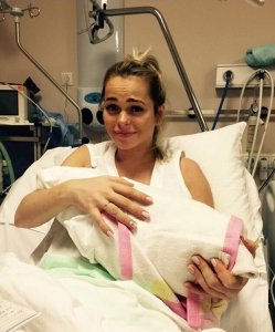 Анна Хилькевич поделилась с поклонниками снимком новорожденной дочери