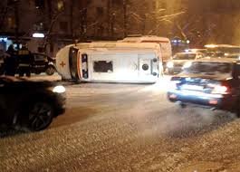 На юго-востоке Москвы в столкновении с тремя автомобилями опрокинулась скор ...
