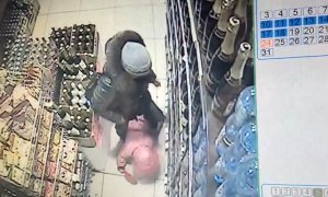 В сети появился ролик, на котором мать жестоко избила ребенка ногами за шалость прямо в магазине