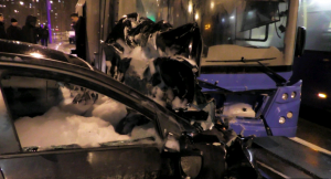 На востоке Москвы столкнулись легковушка и автобус: автомобиль загорелся, п ...