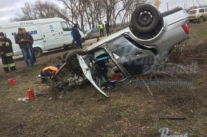 Под Ростовом Volkswagen при объезде ямы попал в аварию и опрокинулся – погибла женщина