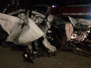 Утром в Симферополе водитель BMW X6 протаранил железные опоры и дерево и угробил пассажира